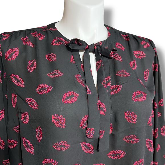 Torrid Womens Blouse Top Shirt Pullover Tie Collar Lip Print Black Pink Size 1 - Picture 2 of 12